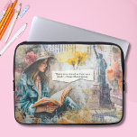 Capa Para Notebook Moça Lendo Cotação Personalizável<br><div class="desc">Proteja o seu laptop com esta bela manga,  com a leitura de uma menina,  a Estátua da Liberdade,  flores e uma citação no estilo colagem. A cotação pode ser personalizada com sua própria cotação/nome ou deixada como está. Isso seria um presente excelente para uma adolescente ou uma jovem mulher.</div>