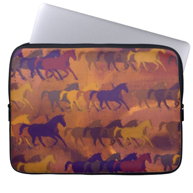Capa Para Notebook modelo castanho de cavalos selvagens (Frente)