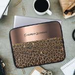 Capa Para Notebook Modelo leopardo — nome metálico preto em bronze pr<br><div class="desc">Um elegante,  glamouroso e feminino com padrão leopardo marrom e preto,  decorado com confete ouro. Modelo para o seu nome,  texto escrito à mão negra. Uma grande banda metálica de bronze falso.</div>