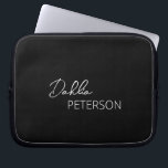 Capa Para Notebook Moderno Contemporâneo Simples do Elegante Negro<br><div class="desc">Bolsa de laptop preta moderna com um design simples e mínimo personalizado com seu nome em um roteiro elegante e fonte sans serif contemporânea.</div>