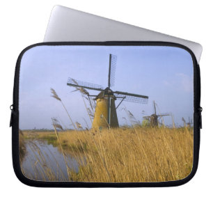 Capa Para Notebook Moinhos de vento ao longo do canal em Kinderdijk,