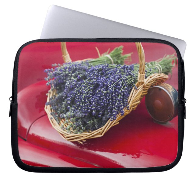 Capa Para Notebook Molhos de lavanda descansam em velho caminhão de f (Frente)