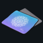 Capa Para Notebook Monograma branco da mandala púrpura e azul<br><div class="desc">Mandala do ornamentado floral de vintagem branca elegante sobre fundo ombre roxo e branco. Nome opcional monograma.</div>