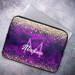 Capa Para Notebook Monograma branco escura e escura de ouro escura<br><div class="desc">Bolsa de laptop de monograma com brilho de ouro roxo e escuro. Adicione algum estilo ao seu escritório, mesa ou espaço pessoal com um nome personalizado Chic e na moda e uma Bolsa de laptop monográfica. Personalize com um nome de script e um monograma. O acessório perfeito para uma moça...</div>