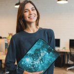 Capa Para Notebook Monograma Celestial Aqua Teal Starry Sparkle Rico<br><div class="desc">Crie sua própria bolsa de laptop celestial de chá aqua estrelada. Monograma rico de caligrafia escura, em conjunto com um moderno roteiro branco para seu primeiro nome. Personalize a cor, o estilo ou o tamanho da fonte. Este presente feminino foi criado com uma imagem nebulosa espacial da NGC 3603 com...</div>