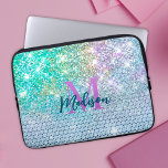 Capa Para Notebook Monograma cintilante de Faux unicorn de Turquoise<br><div class="desc">Bonito chic e elegante brilho iridescente feminino em um aqua de turquesa unicórnio arco-íris para criar uma Bolsa de laptop única especial. Adicione algum estilo ao seu escritório, mesa ou espaço pessoal com um nome personalizado Chic e na moda e Bolsa de laptop monograma. personalize-o com um nome de script...</div>