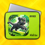 Capa Para Notebook Monograma com Cubo Panther Preto e Verde |<br><div class="desc">Panteras negras há muito que são reverenciadas em várias culturas em todo o mundo,  muitas vezes simbolizando poder,  força e mistério. Este filhote preto giro,  preto e verde,  monograma com nome e ano retrata mais do que "fofo". Bolsa para Laptop. [374bf4b8f493]</div>