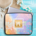 Capa Para Notebook Monograma cor-de-água turquesa cor-de-água<br><div class="desc">Um quadrado de monograma de folha de ouro esparsa e falso e pontos oblongos sobrepõem um fundo azul-turquesa pastel, roxo, rosa e laranja amarelo nesta bolsa de laptop de neopreno, cinzenta, monograma moderna. Faz uma declaração divertida e na moda cada vez que você a usa. Esta bolsa de laptop tem...</div>