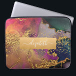 Capa Para Notebook Monograma cor dourada dourada púrpura azul<br><div class="desc">Uma banda de folha de ouro esparsa e falsa com seu nome de tipografia de script sobrepõe um rico, veado dourado, azul marinho, verde-caçador, rosa e cor d'água púrpura nesta elegante, tenda, girada, bolsa de laptop personalizada neoprene. Faz uma declaração divertida e na moda cada vez que você a usa....</div>