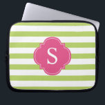 Capa Para Notebook Monograma das faixas rosa e verde<br><div class="desc">Listras horizontais modernas e quatrefoil e design de monograma.</div>