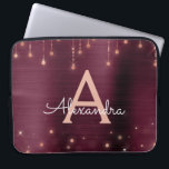 Capa Para Notebook Monograma das Luzes de Corda de Borgonha Dourada r<br><div class="desc">Rosa Rosa Rosa Rosa Rosa Dourada e Borgonha Faux Foil e String Lights Sparkle Elegant Monograma Case. Esse caso pode ser personalizado para incluir seu nome inicial e próprio.</div>