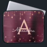 Capa Para Notebook Monograma das Luzes de Corda de Borgonha Dourada r<br><div class="desc">Rosa Rosa Rosa Rosa Rosa Dourada e Borgonha Faux Foil e String Lights Sparkle Elegant Monograma Case. Esse caso pode ser personalizado para incluir seu nome inicial e próprio.</div>