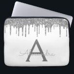 Capa Para Notebook Monograma de brilho branco de prata<br><div class="desc">Mala branca e prateada,  a escorregar a cinta moderna e elegante e o minúsculo monograma elegante. Esse caso pode ser personalizado para incluir seu nome inicial e próprio.</div>