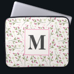Capa Para Notebook Monograma de Flores Selvagens, Rosa e Verde Longas<br><div class="desc">Uma bolsa de laptop com o seu monograma personalizado inicial dentro de um quadro branco de casca de ovo com uma borda rosa. O inicial é escrito em negrito. O pano de fundo é um padrão de flores silvestres cor-de-rosa desenhadas à mão, com caules verdes longos e folhas num pano...</div>