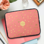 Capa Para Notebook Monograma de folhas de ouro cor-de-rosa Coral<br><div class="desc">Adicione suas iniciais a esta bolsa de laptop cor-de-rosa-coral bonito com borrifadas de folha de ouro falsas</div>