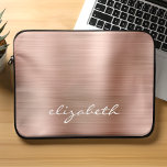 Capa Para Notebook Monograma de Letra Metálica Dourada com Rosa moder<br><div class="desc">Esta bolsa de laptop de tendência apresenta um fundo de folhas de metal esfregado,  falsa em ouro rosa. Personalize-o com seu nome em um script de pincel branco estilo escrita à mão.</div>