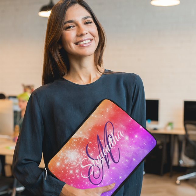 Capa Para Notebook Monograma de Mão Celestial Quente e Púrpura (Customize the font style, size and color of the personalized monogram to match your personal style.)