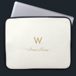 Capa Para Notebook Monograma de Ouro em Letra Moderna<br><div class="desc">Um design de monograma moderno e elegante com tipografia de letra manuscrita minimalista em ouro e tipografia de bloco sans serif em um elegante fundo marfim pastel pálido. O monograma e o nome podem ser facilmente personalizados.</div>