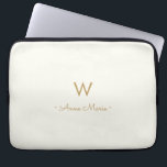 Capa Para Notebook Monograma de Ouro em Letra Moderna<br><div class="desc">Um design de monograma moderno e elegante com tipografia manuscrita minimalista em ouro e tipografia sans serif em bloco sobre um fundo de marfim pastel pálido e elegante. O monograma e o nome podem ser facilmente personalizados.</div>