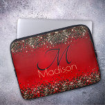 Capa Para Notebook Monograma de ouro negro e elegante<br><div class="desc">Bolsa de laptop de monograma de ouro negro vermelho elegante. Adicione algum estilo ao seu escritório, mesa ou espaço pessoal com um nome personalizado Chic e na moda e uma Bolsa de laptop monográfica. Personalize com um nome de script e um monograma. O acessório perfeito para uma moça ou mulher...</div>