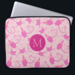 Capa Para Notebook Monograma de Padrão de Gato Sonolento Rosa Girly<br><div class="desc">Padrão de gato rosado feminino com monograma opcional.</div>