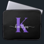 Capa Para Notebook Monograma de Script Puro Preto<br><div class="desc">Esta simples e elegante bolsa de laptop preta de 15" com seu primeiro nome em uma letra de script de tendência em branco e sua primeira inicial em uma fonte moderna de boné em roxo é perfeita para você. É na moda e moda e, no entanto, muito clássico. É único,...</div>