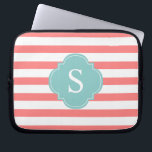 Capa Para Notebook Monograma de tiras de coral e de menta<br><div class="desc">Listras horizontais modernas e quatrefoil e design de monograma.</div>
