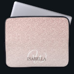 Capa Para Notebook Monograma do Nome da Lâmina Rosa Personalizada<br><div class="desc">Design cor-de-rosa-claro-chic com efeito ombre, a brilha rosa desaparece sobre um fundo branco. Você pode personalizar essa bolsa de laptop elegante com seu nome e monograma ou outro texto. Bolsa de laptop de presente personalizada perfeita. Se precisar de ajuda ou produtos correspondentes, entre em contato conosco através da nossa loja....</div>