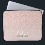 Capa Para Notebook Monograma do Nome da Lâmina Rosa Personalizada<br><div class="desc">Design cor-de-rosa-claro-chic com efeito ombre, a brilha rosa desaparece sobre um fundo branco. Você pode personalizar essa bolsa de laptop elegante com seu nome e monograma ou outro texto. Bolsa de laptop de presente personalizada perfeita. Se precisar de ajuda ou produtos correspondentes, entre em contato conosco através da nossa loja....</div>