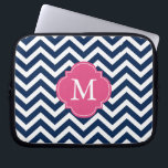 Capa Para Notebook Monograma do Padrão Azul e Fuschia Zigzags<br><div class="desc">Tiras quevron modernas e quatrefoil monograma design.</div>