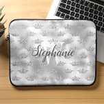 Capa Para Notebook Monograma do Padrão da Coroa da Folha de Prata Gla<br><div class="desc">Adicione um toque de glamour ao seu laptop com esta manga chic,  apresentando um padrão de coroa reluzente falso em um fundo falso prateado. Personalize-o com a sua letra inicial em serifa branca e o seu nome no moderno roteiro de caligrafia de cinza de carvão.</div>