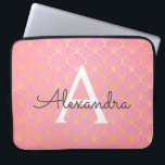 Capa Para Notebook Monograma do Padrão de Deco de Arte Rosa e Dourada<br><div class="desc">Mala de Laptop do Padrão Geométrico de Deco Geométrico,  Rosa e Dourada,  com cor-de-rosa esmagado. Esse caso pode ser personalizado para incluir seu nome inicial e próprio. Se você quiser combinar itens,  contate o designer.</div>
