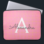 Capa Para Notebook Monograma do Padrão de Deco de Arte Rosa e Dourada<br><div class="desc">Mala de Laptop do Padrão Geométrico de Deco Geométrico,  Rosa e Dourada,  com cor-de-rosa esmagado. Esse caso pode ser personalizado para incluir seu nome inicial e próprio. Se você quiser combinar itens,  contate o designer.</div>