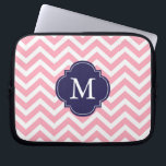 Capa Para Notebook Monograma do padrão de Zigzags cor-de-rosa e azul<br><div class="desc">Tiras quevron modernas e quatrefoil monograma design.</div>