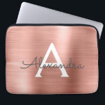 Capa Para Notebook Monograma Dourado de aço inoxidável rosa rosa rosa<br><div class="desc">Rosa Dourado - Blush Faux Stainless Steel Metallic Foil Moderno e Elegante Capa Monograma. Esta bolsa de laptop personalizada monificada pode ser personalizada para incluir seu nome inicial e próprio e fazer um presente de Natal ou Aniversário perfeito.</div>