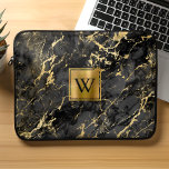 Capa Para Notebook Monograma Dourado de Mármore preto Elegante com me<br><div class="desc">Esta elegante bolsa de laptop apresenta um padrão de fundo de mármore preto embelezado com veias douradas. Personalize-o com o seu monograma inicial a preto num quadrado de metal escovado a ouro.</div>