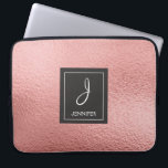 Capa Para Notebook Monograma Dourado Faux Foil Rosa Rosa Rosa Rosa Ro<br><div class="desc">Rosa Rosa Rosa Rosa Dourada,  Faux Foil Elegante Monograma. Esse caso pode ser personalizado para incluir seu nome inicial e próprio.</div>