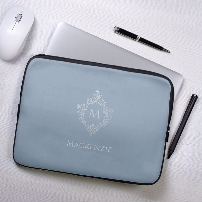 Capa Para Notebook Monograma Dusty Blue Elegante Crest Faux Silver No (Criador carregado)