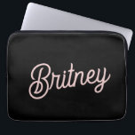 Capa Para Notebook Monograma e nome cor-de-rosa com brilho preto mode<br><div class="desc">A Bolsa de laptop de nome e um monograma cor-de-rosa suave e preto moderno oferece uma sofisticada mistura de cor-de-rosa poeirento e preto com um toque personalizado. Projetada para proteger seu laptop em estilo, esta capa apresenta um design elegante e minimalista com seu monograma e seu nome exibido elegantemente. O...</div>