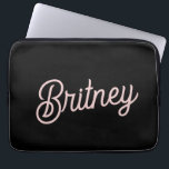 Capa Para Notebook Monograma e nome cor-de-rosa com brilho preto mode<br><div class="desc">A Bolsa de laptop de nome e um monograma cor-de-rosa suave e preto moderno oferece uma sofisticada mistura de cor-de-rosa poeirento e preto com um toque personalizado. Projetada para proteger seu laptop em estilo, esta capa apresenta um design elegante e minimalista com seu monograma e seu nome exibido elegantemente. O...</div>