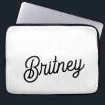 Capa Para Notebook Monograma e Nome Personalizados de Branco Preto Mo<br><div class="desc">A Bolsa de laptop e a de Monograma Personalizado Branco Moderno e Preto seria um acessório de proteção e na moda para o seu laptop. O elegante design preto e branco, combinado com detalhes personalizados, adiciona um toque de sofisticação enquanto protege seu dispositivo. É ideal para uso profissional e pessoal,...</div>