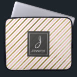 Capa Para Notebook Monograma Elegante de tiras de folhas rosa e doura<br><div class="desc">Mala cor-de-rosa e escura dourada com monograma elegante riscado. Esse caso pode ser personalizado para incluir o nome inicial e o nome do cheio.</div>