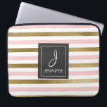 Capa Para Notebook Monograma Elegante de tiras de folhas rosa e doura<br><div class="desc">Mala cor-de-rosa e escura dourada com monograma elegante riscado. Esse caso pode ser personalizado para incluir o nome inicial e o nome do cheio.</div>