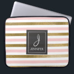 Capa Para Notebook Monograma Elegante de tiras de folhas rosa e doura<br><div class="desc">Mala cor-de-rosa e escura dourada com monograma elegante riscado. Esse caso pode ser personalizado para incluir o nome inicial e o nome do cheio.</div>