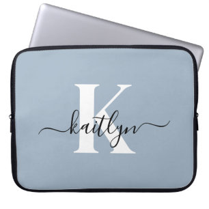 Capa Para Notebook Monograma Elegante em Azul Poeirento em Letra de C