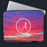 Capa Para Notebook Monograma Foto inicial azul-rosa-quente sunset sim<br><div class="desc">Digite a letra do monograma de sua escolha e se inspire sempre que você usa esta bolsa de laptop de neopreno fotográfica de um atordoante pôr do sol de pinks, laranjas, púrpuras e blues de flor de milho. . Esta bolsa de laptop tem três tamanhos: 15", 13" e 10". Faz...</div>