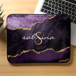 Capa Para Notebook Monograma Gato Dourado Roxo<br><div class="desc">Este design de chic apresenta uma imagem de aquarela de agata roxa aparada com falso brilho dourado. Personalize-o com o seu monograma inicial em fonte decorativa colorida dourada e o seu nome em escrita manual branca.</div>