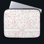 Capa Para Notebook Monograma Geométrico Triangular de Folha de Ouro R<br><div class="desc">Bolsa de laptop de Monograma Geométrico Triangular de Folha Rosa dourada Girly Fácil de personalizar com texto,  fontes e cores. Criado pelo designer Zazzle pro BK Thompson © exclusivamente para Cedar e String; entre em contato conosco se precisar de assistência com o design.</div>
