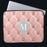 Capa Para Notebook monograma luxuoso de ouro rosa<br><div class="desc">Nossa coleção "luxuosa tufada" contém belos fundos de ouro rosa e ouro tufados com rochas. No meio está um espaço reservado em forma de diamante para monograma e informações comerciais em diferentes cores. Verifique em nossa loja se há mais itens complementares nesta coleção.</div>