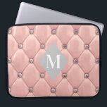 Capa Para Notebook monograma luxuoso de ouro rosa<br><div class="desc">Nossa coleção "luxuosa tufada" contém belos fundos de ouro rosa e ouro tufados com rochas. No meio está um espaço reservado em forma de diamante para monograma e informações comerciais em diferentes cores. Verifique em nossa loja se há mais itens complementares nesta coleção.</div>
